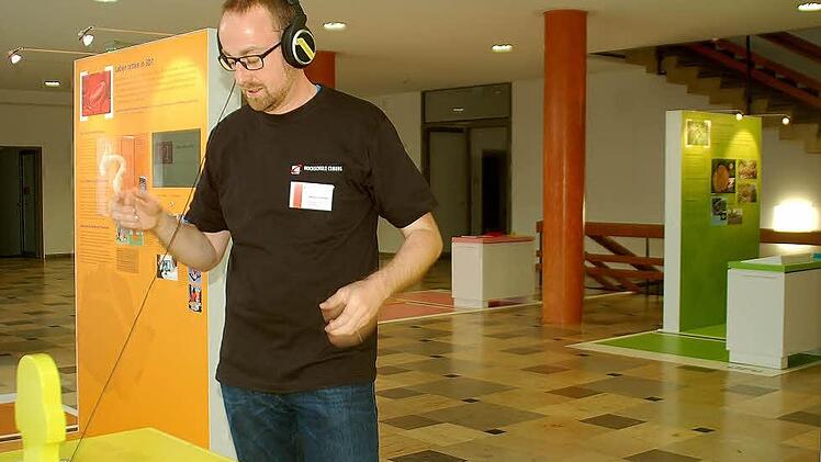 Michael Florschütz ist Student an der Hochschule und führt durch die Ausstellung, die zum Spielen, Hören und Schauen einlädt.  Foto: Gabi Arnold
