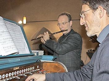 Statt in der Neustädter Kirche in Erlangen, der Universitätskirche, spielte Konrad Klek (Peter Bubmann an der Flöte) auf der Uehlfelder Strebel-Orgel. Die Kirchengemeinde genoss das Konzert. Foto: Sonja Werner