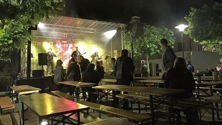 Überschaubar war die Besucherzahl beim Auftritt von "Blind Date" auf dem Säumarkt.  Foto: Daniel Ruppert