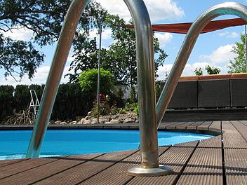 Um den privaten Swimmingpool (hier ein Symbolbild) auf dem Anwesen von Volker Schmiechen gibt es Unstimmigkeiten.