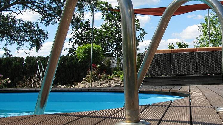 Um den privaten Swimmingpool (hier ein Symbolbild) auf dem Anwesen von Volker Schmiechen gibt es Unstimmigkeiten.