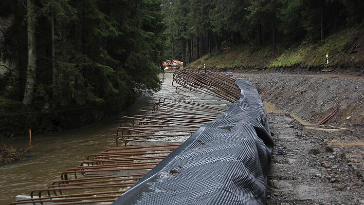 Arbeiten neben der Stützmauer Foto: Friedwald Schedel