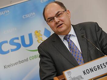 Bundeslandwirtschaftsminister Schmidt beackerte in Coburg ein breites Themenfeld. Foto: Matthias Hoch