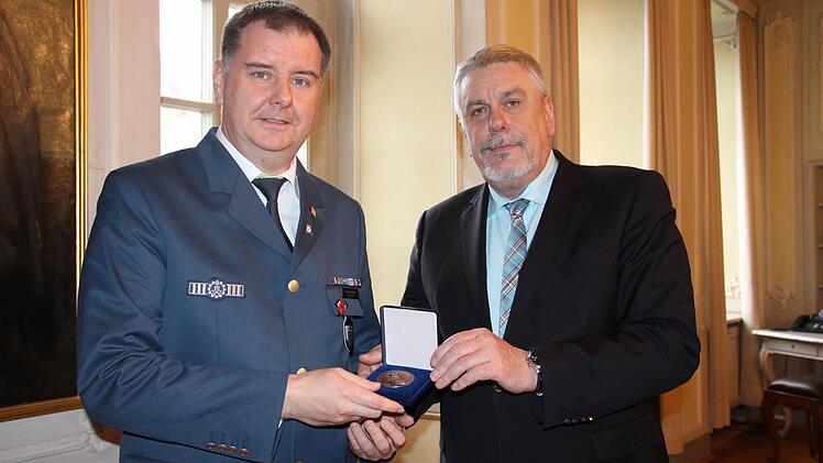 Oberbürgermeister Norbert Tessmer (rechts) überreicht Frank Heublein die Medaille "Die Stadt Coburg dankt" in Bronze.  Foto: Dominic Buckreus
