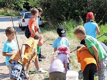 Angeln will von klein auf gelernt sein. Beim Aischer Fischerfest im August können die Kleinen sich schon im Angeln versuchen.  Foto: Johanna Blum