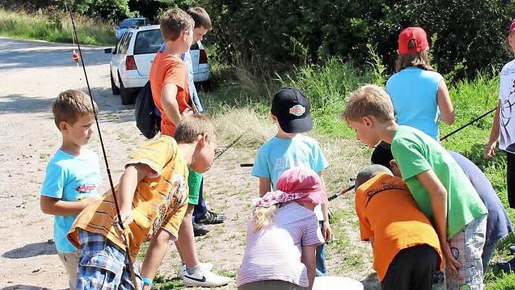 Angeln will von klein auf gelernt sein. Beim Aischer Fischerfest im August können die Kleinen sich schon im Angeln versuchen.  Foto: Johanna Blum