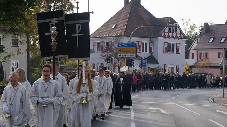 Zug zum Friedhof und Einzugm  Foto: Johanna Blum