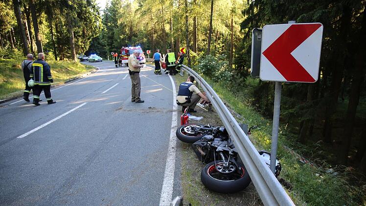 Bei Schwarzenwald am Wald ist es am Montagabend zu einem schweren Unfall gekommen. Ein 25-Jähriger wurde schwer verletzt. Foto: NEWS5 / Fricke