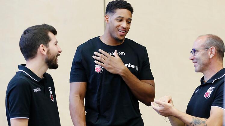 Assistenztrainer Federico Perego, Augustine Rubit und Athletiktrainer Sandro Bencardino
