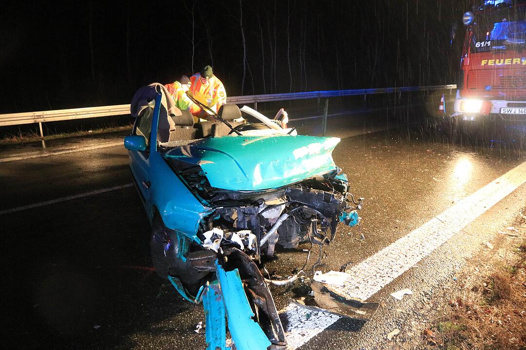 Drei Fahrzeuge krachen in Unfallstelle