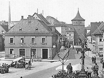 Das Haus am Marktplatz 2 beherrscht den Platz durch seine zentrale Lage, wie auf dieser historischen Aufnahmen zu erkennen ist. Homepage R&G Beteiligungs-GmbH
