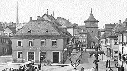 Das Haus am Marktplatz 2 beherrscht den Platz durch seine zentrale Lage, wie auf dieser historischen Aufnahmen zu erkennen ist. Homepage R&G Beteiligungs-GmbH