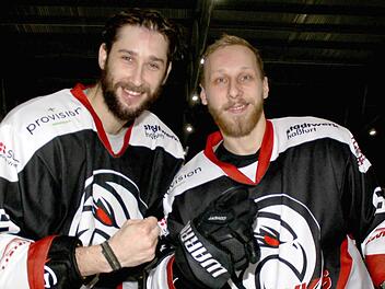 Haben das Recht auf freie Arbeitsplatzwahl - laut BEV aber nicht im Eishockeysport: Michal Babkovic (links) und Jakub Sramek  Foto: Ralf Naumann