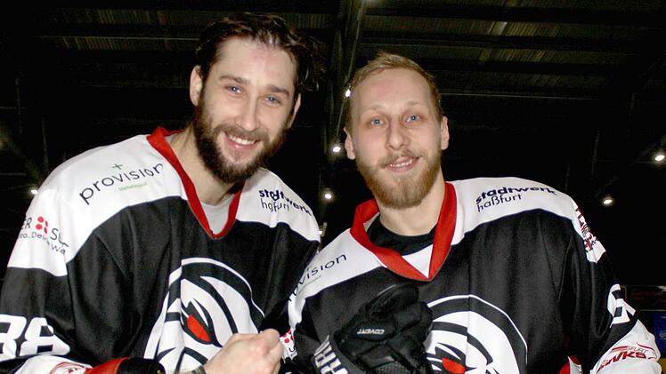 Haben das Recht auf freie Arbeitsplatzwahl - laut BEV aber nicht im Eishockeysport: Michal Babkovic (links) und Jakub Sramek  Foto: Ralf Naumann