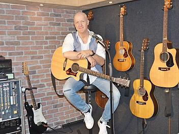 Rudi Hupka in seinem Musikkeller in Herzogenaurach  Foto: Bernhard Panzer