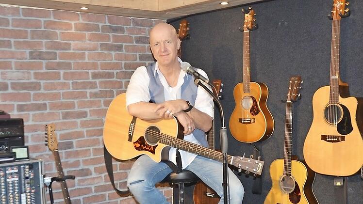 Rudi Hupka in seinem Musikkeller in Herzogenaurach  Foto: Bernhard Panzer
