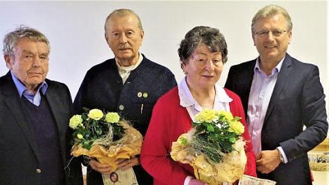 Bei den Ehrungen (von links): Hubert Busse, Bernhard Kestel, Alice Fehn sowie Bürgermeister Rainer Detsch  Foto: Gerd Fleischmann