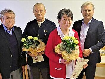 Bei den Ehrungen (von links): Hubert Busse, Bernhard Kestel, Alice Fehn sowie Bürgermeister Rainer Detsch  Foto: Gerd Fleischmann