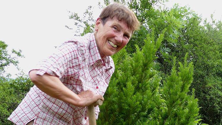 Landschaftsarchitektin Irmgard Dietz engagierte sich unter anderem auch tatkr&auml;ftig beim Bund Naturschutz. Im Sinnberg-Garten in Bad Kissingen legte sie selbst Hand an.  Foto: Elisabeth Assmann