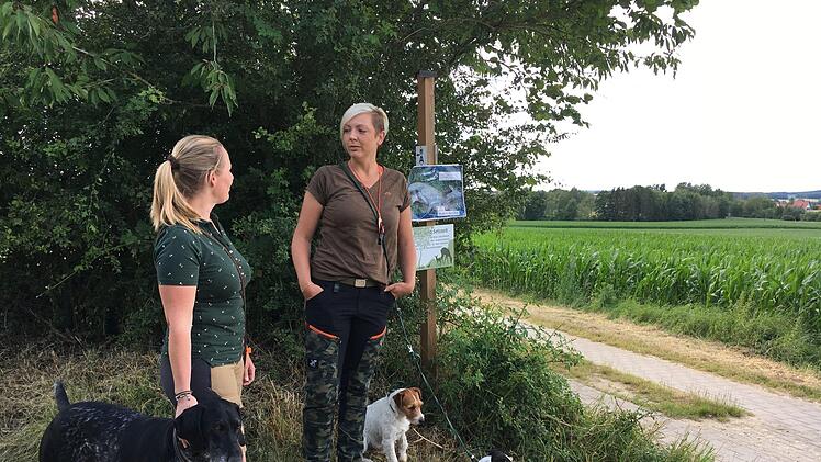 DieJägerinnen Steffi Götz (l.) und Alexandra Schlund mit ihren angeleinten Jagdhunden Foto: Anette  Schreiber