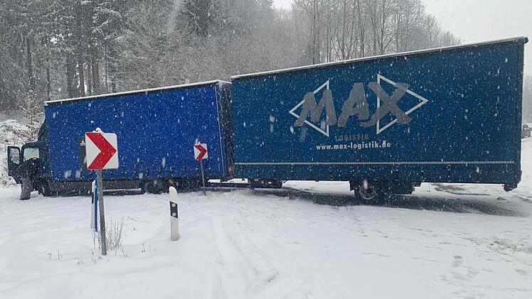 Auf der Staatsstraße 2200 zwischen Wilhelmsthal und Hesselbach, stellte sich ein tschechischer Lkw quer und blockierte die Fahrbahn und rutschte ins Fahrbahnbankett.  Foto: Polizeiinspektion Kronach