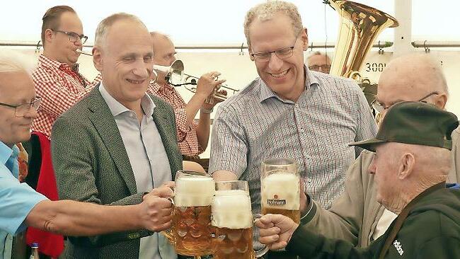 Anstoßen mit Bürgermeister und Brauereichef: ASV-Urgestein Franz Regler (rechts)