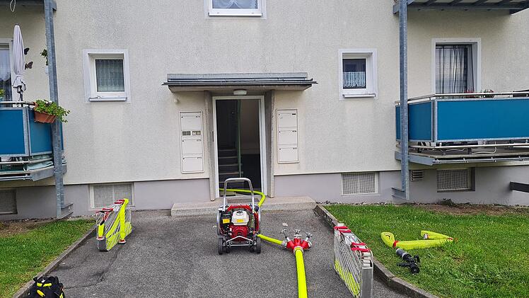 Ebersdorf: Brand in Mehrfamilienhaus - Rettungskr&auml;ften schl&auml;gt dichter Qualm entgegen