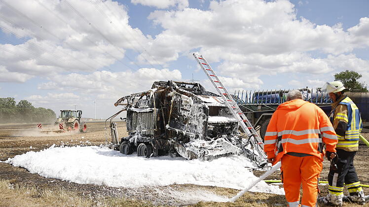 M&auml;hdrescher ger&auml;t in Brand: Feuer greift auf Feld &uuml;ber