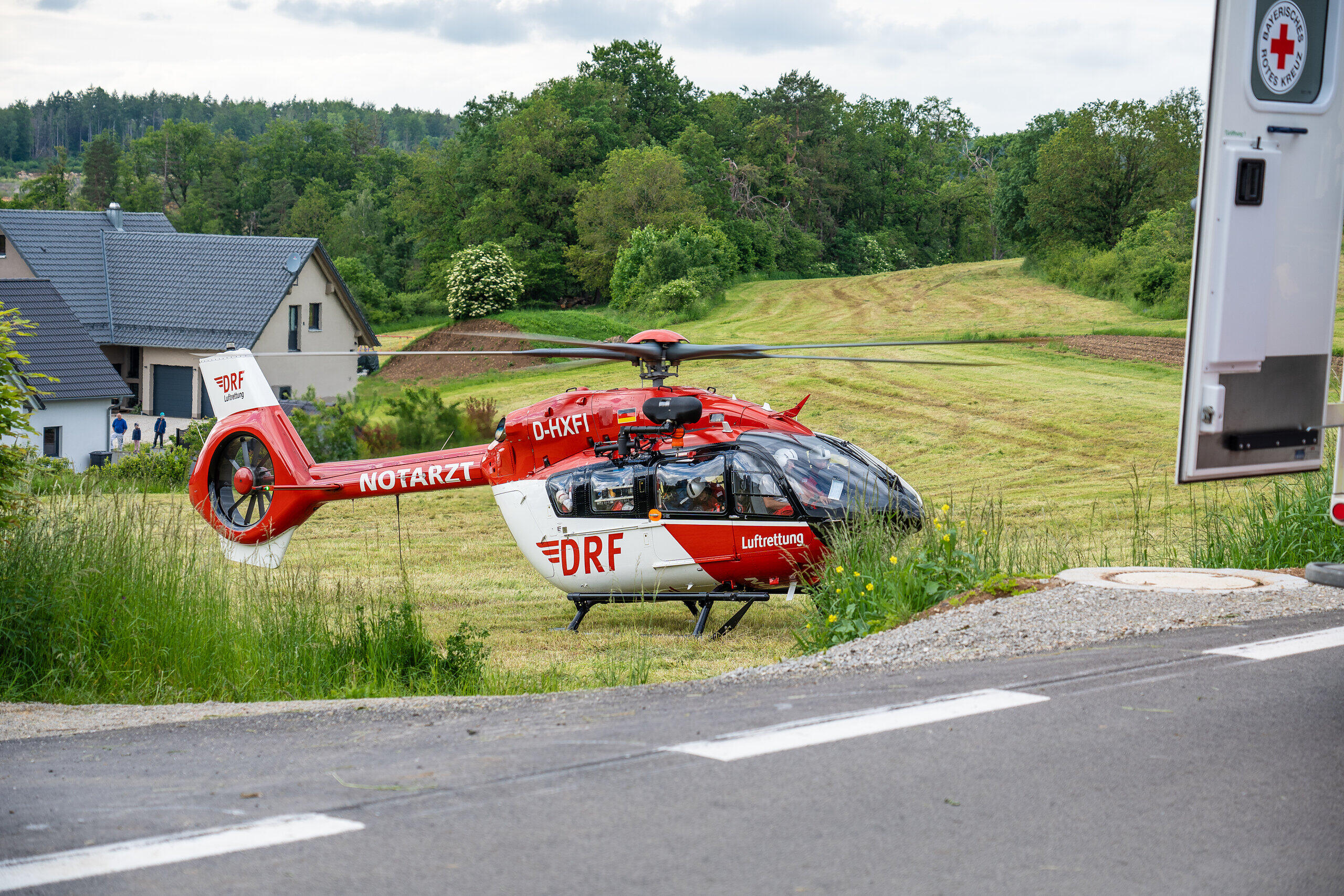 Kreis Bamberg: E-Bike und Auto crashen frontal ineinander - Radfahrer