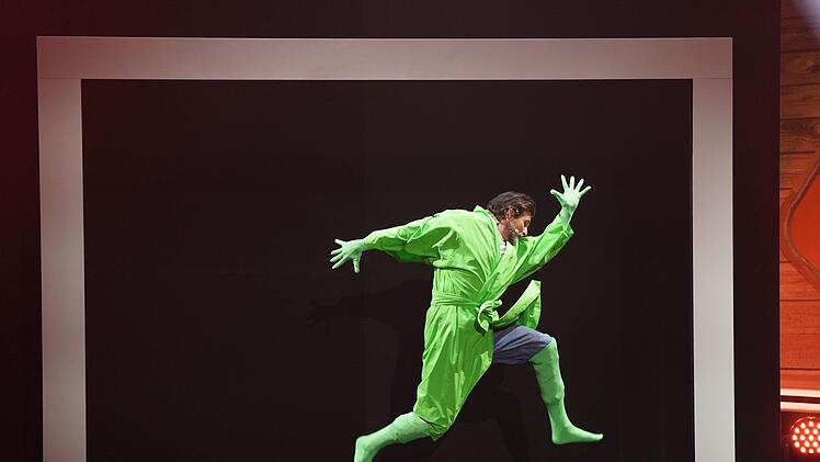 Warum Tom Beck hier wohl im Green Suit durchs Bild springt?