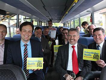 Florian Töpper, Paul Streng und Peter Kornell eröffnen mit Busunternehmern und Bürgermeistern die Mainschleifen-Shuttle-Saison 2013. Foto: Peter Pfannes