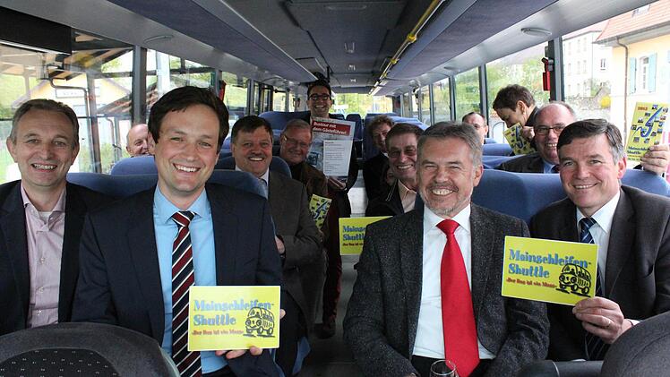 Florian Töpper, Paul Streng und Peter Kornell eröffnen mit Busunternehmern und Bürgermeistern die Mainschleifen-Shuttle-Saison 2013. Foto: Peter Pfannes