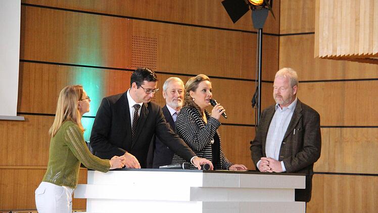 Talkrunde mit /(von links) Antonia Humm, Landestheater-Intendant Bodo Busse, Helmut Gudehus, Moderatorin Uli Noll und Stadtheimatpfleger Hubertus Habel.