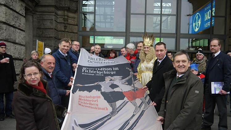 Die Winterfahne wird vor dem Bahnhof in Nürnberg präsentiert. Foto: Metropolregion Nürnberg