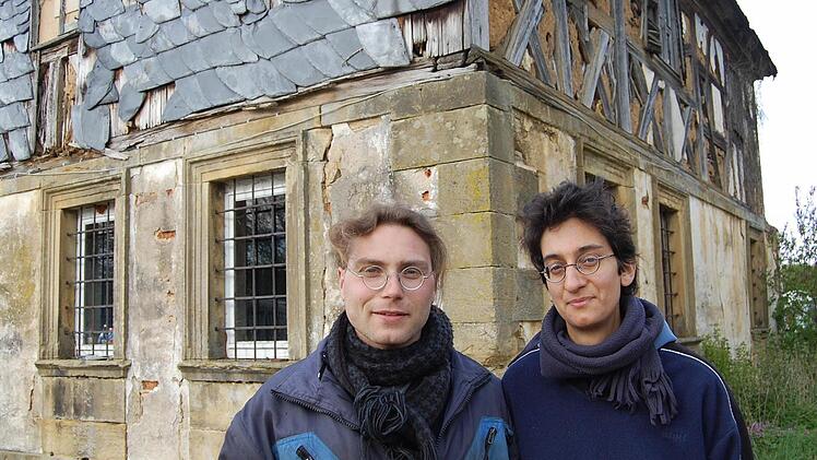 Sebastian Hofmann und Jasmin Dean wollen den Heinachhof bei Weingarten sanieren. Foto: Andreas Welz