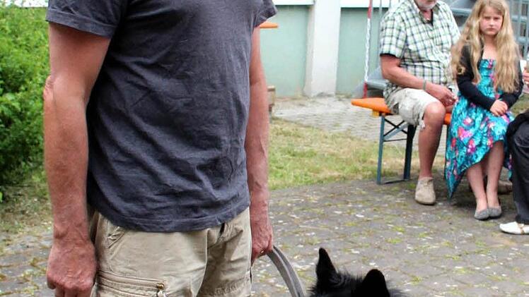 Schulhund Miles ist mit seinem Herrchen da.