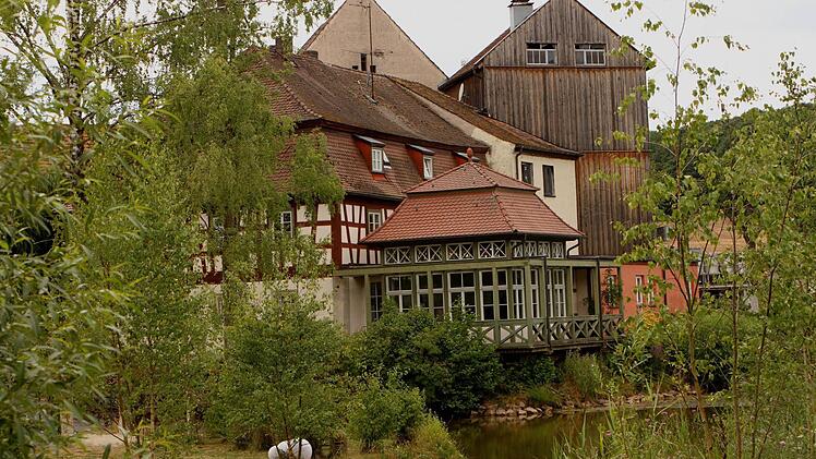 Idyllisch liegt auch der Gutshof Andres am Dorfweiher. Foto: Geiling