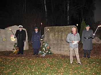 Fackelträger der Marine, der Luftwaffe und der Reservisten von Ebern umrahmten am Freitagabend die Ansprachen der Redner am Ehrenmal. Vertreter der früheren Bundeswehrbataillone, der Kirche und der Stadt gedachten im Vorfeld des Volkstrauertages der Opfer von Gewalt, Krieg, Terror und Vertreibung. Foto: Helmut Will