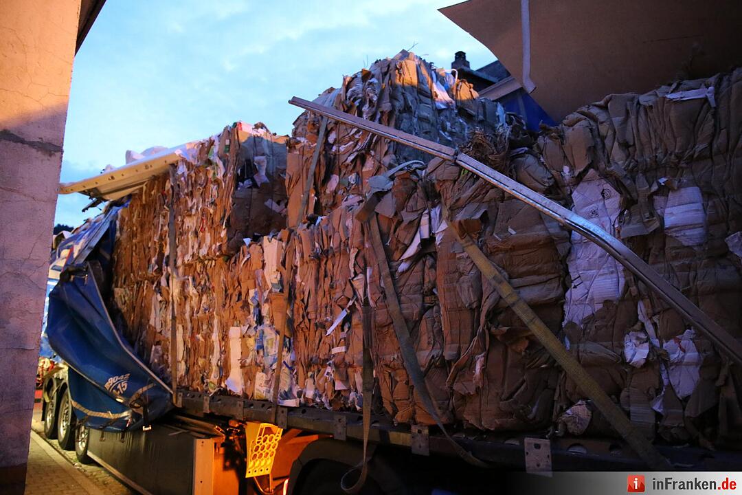 Lkw bleibt in Gefrees an Vordach hängen