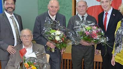 Für 70- jährige Treue wurden die Jubilare geehrt: Ludwig Thees, Rudolf Fößel und Heinz Paschold mit Holger Kempf (Bezirksleiter Mainfranken IG BCE, l.), Mathias Eckardt (DGB-Regionsgeschäftsführer, 2. v. r.) und Marina Schmitt (Geschäftsstelle Kronach).