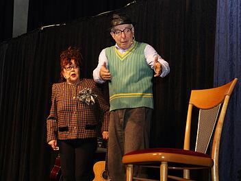 Der ganz normale Wahnsinn: Schnipsi (Claudia Schlenger) und Herbert (Hanns Meilhammer) - auf der Bühne wie im wirklichen Leben ein Paar, bescherten ihrem Publikum einen vergnüglichen Abend. Fotos: Evi Seeger