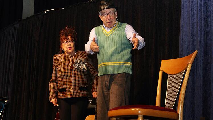 Der ganz normale Wahnsinn: Schnipsi (Claudia Schlenger) und Herbert (Hanns Meilhammer) - auf der Bühne wie im wirklichen Leben ein Paar, bescherten ihrem Publikum einen vergnüglichen Abend. Fotos: Evi Seeger