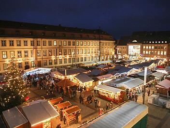 Lichterglanz in der Dunkelheit: Der Bamberger Weihnachtsmarkt hat einen Monat vor Weihnachten eröffnet. Foto: RiegerPress