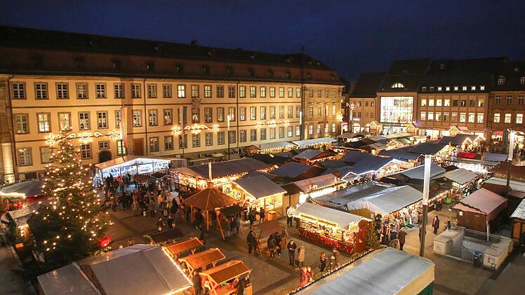 Lichterglanz in der Dunkelheit: Der Bamberger Weihnachtsmarkt hat einen Monat vor Weihnachten eröffnet. Foto: RiegerPress