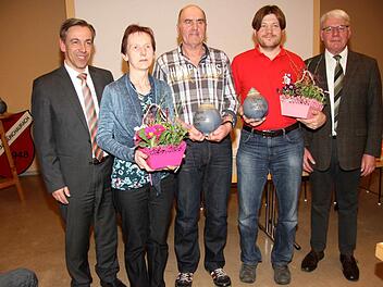 Alexander Tritthart (l.) und Otto Tröppner (r.) dankten Waltraud und Werner Bär sowie Frank Münch (v. l.) für die Teilnahme an der offenen Gartentür. Foto: Richard Sänger