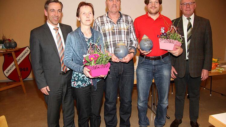 Alexander Tritthart (l.) und Otto Tröppner (r.) dankten Waltraud und Werner Bär sowie Frank Münch (v. l.) für die Teilnahme an der offenen Gartentür. Foto: Richard Sänger