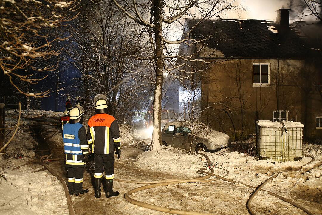 Dachstuhlbrand nahe Helmbrechts in Oberfranken hält Feuerwehr in Atem