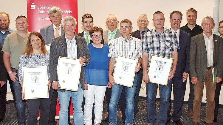 Landrat Christian Meißner (rechts) und Sparkassen-Vorstandsvorsitzender Martin Faber (Fünfter von rechts) sowie Gemeindevertreter und Jurymitglieder beglückwünschten die Preisträger Melanie Fischer, Stefan Ruppenstein, Elisabeth und Norbert Hofmann, Hans-Werner Herold (vorne von links) und Rudi Morgenroth (hinten Vierter von links). Foto: Alfred Thieret