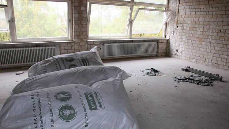 Derzeit wird die Schmeilsdorfer Schule entkernt. Bald rollen die Abrissbagger an. Foto: Jürgen Gärtner