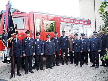 Sie sind stolz auf ihr neues Fahrzeug HLF 10, Vertreter der Kreisbrandinspektion mit KBR Joachim Ranzenberger (5.von rechts), Kommandant der FF Rothenkirchen Matthias Raab (6.v.l.), Vorsitzender Mario Müller (4.v.l.) und Bürgermeister Hans Pietz (rechts) mit Gemeinderäten und weiteren Feuerwehrvertretern. Im Hintergrund das HLF 10 mit seiner umfangreichen technischen Ausrüstung  Foto: K.- H. Hofmann